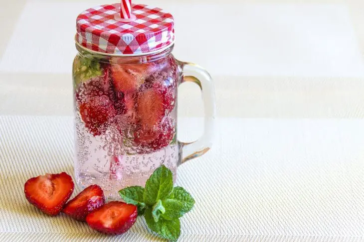 mineral-water-with-strawberries